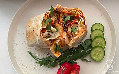 Перед подачей посыпьте блюдо кунжутом, добавьте свежую зелень и овощи. Приготовьте отдельно соус для шаурмы. Разрежьте пополам или же подавайте целой.