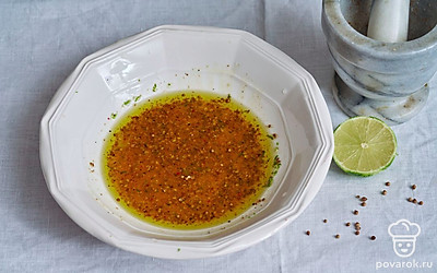 Смешайте в миске оливковое масло, сахар, сок и цедру лайма, чеснок. Добавьте соль, перец и кориандр. Хорошо перемешайте. 