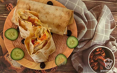 Перед подачей украсьте листьями салата, также добавьте маслины и огурцы. По желанию разрежьте пополам. Подавайте в горячем виде.