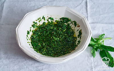 Мелко нарежьте зелень и смешайте с оставшимся соусом. 