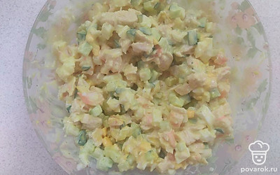 Яйцо отварите вкрутую и измельчите. Огурец порежьте мелкими кубиками. Курицу отварите и порежьте мелкими кубиками. Креветки так же отварите и порежьте кусочками. Переложите все ингредиенты в салатник, заправьте майонезом, добавьте соль и черный молотый перец. Хорошо перемешайте. На дно тарталеток выложите красную икру, а на икру выложите салат.