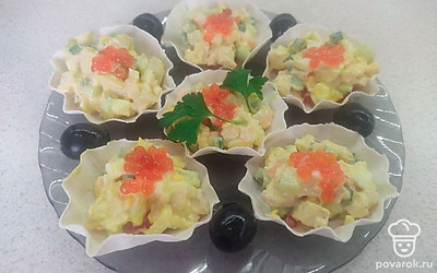 Готовые тарталетки из курицы, королевских креветок и икрой переложите на тарелку. Сверху украсьте листочками петрушки.