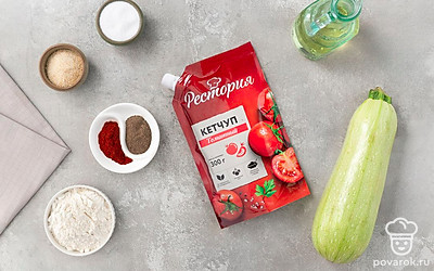 Помойте и вытрите кабачок, срежьте кончики. Подготовьте дуршлаг, большую миску с крышкой, фритюрницу или глубокий сотейник. Постелите на тарелку для подачи бумажные полотенца.