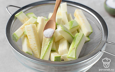 Выложите брусочки кабачка в дуршлаг, равномерно посыпьте солью. Оставьте на 10-15 минут, чтобы овощи дали сок.