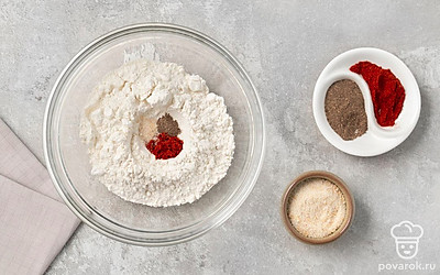 Соедините в большой миске муку, паприку, черный перец и сушеный чеснок. Все хорошо перемешайте.