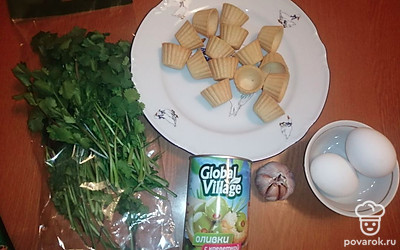 Яйца натереть на терке, чеснок и зелень измельчить.