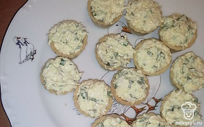 Начинать тарталетки получившейся массой.