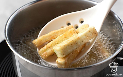 Налейте в сотейник растительное масло, хорошо разогрейте его на сильном огне. Опустите кабачки в горячее масло небольшими порциями. Жарьте каждую порцию кабачков по 35-40 секунд. Затем выложите готовые фри на бумажную салфетку, чтобы убрать лишнее масло. 