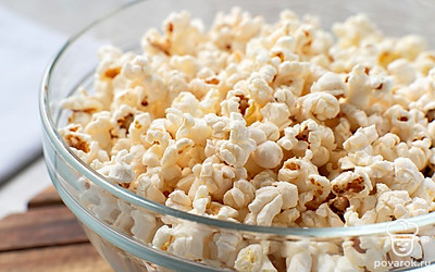 Плотно закройте емкость с кукурузой крышкой. Поставьте ее в микроволновую печь и прогрейте кукурузу на максимальной мощности в течение 3-4 минут. Достаньте емкость из печи, подождите 1-2 минуты и осторожно снимите крышку.