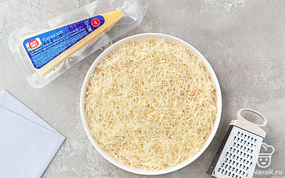 Мелко натрите на тарелку с сухарями сыр так, чтобы он равномерно покрыл панировку. Поставьте тарелку в микроволновую печь и расплавьте сыр на средней мощности в течение 5 минут до образования светло-карамельной корочки.