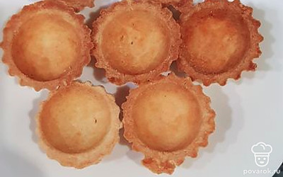 Выкладываем тарталетки. 