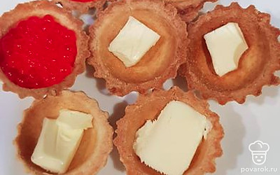 Начиняем их сливочным маслом. 