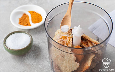 Добавьте в блендер к сыру оставшиеся на тарелке панировочные сухари, куркуму, молотый перец чили и соль. Перебейте все до образования мелкого порошка.