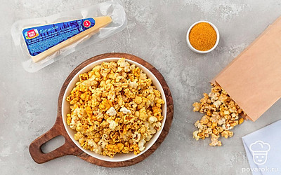 Подайте сырный попкорн сразу после приготовления, дополните его любыми напитками на ваш вкус. 