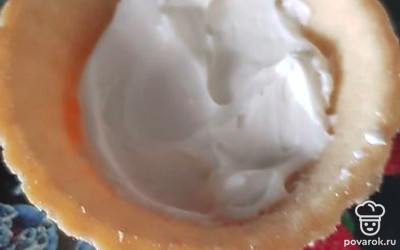 Сыр смешиваем с сахарной пудрой, взбиваем. В тарталетку выкладываем массу 1 столовую ложку.