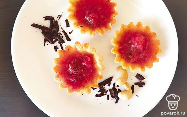 Тарталетки из песочного теста с клубникой — Рецепт с фото