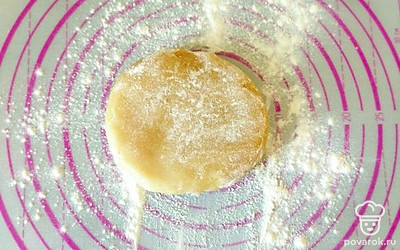 Посыпьте тесто мукой и начинайте его тонко раскатывать.