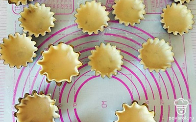 Выложите приготовленые круги в формочки.