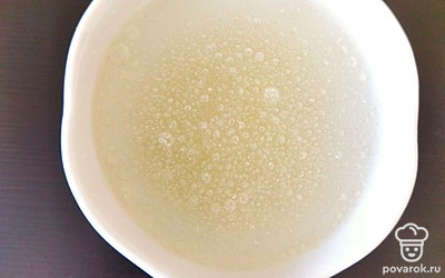 В желатин добавьте 60 грамм воды и оставьте на некоторое время. 