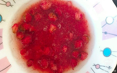 Когда желатин набухнет добавьте его в приготовленное клубничное варенье.