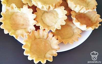 Начинайте выпекать тарталетки в духовом шкафу при температуре 220 градусов 15-20 минут. После приготовления аккуратно выньте их из формочек.