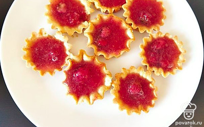 Заполните их клубничным желе.