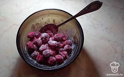 Смешайте вишню с крахмалом (1 ч.л.) и сахаром (1 ст.л.).