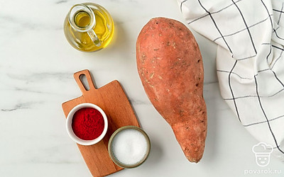 Вымойте и очистите батат. Подготовьте противень или форму для запекания.