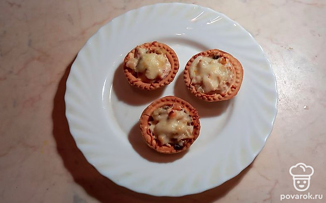 Тарталетки с копченой курицей, шампиньонами, сметаной и сыром — Рецепт с фото