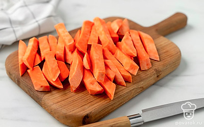 Разрежьте каждый батат пополам, а затем нарежьте его средними по размеру брусочками.