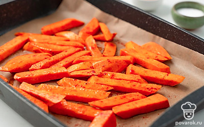 Включите духовку разогреваться до 220°C. Выложите батат в один слой на противень, застеленный пергаментом, и уберите запекаться. Спустя 10 минут достаньте противень и переверните все кусочки, чтобы они запеклись равномерно. Верните противень в духовку и запекайте еще примерно 15 минут. 