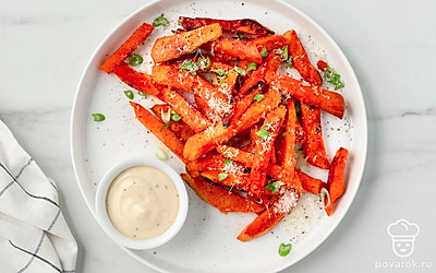 Выложите запеченный батат на тарелку, посыпьте тертым сыром, зеленым луком и черным перцем. Подавайте в холодном виде с чесночным соусом.