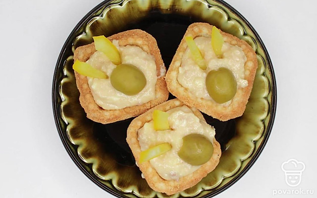 Тарталетки с печенью трески, плавленым сыром и оливками — Рецепт с фото