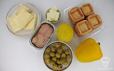 Откройте консервную банку с печенью трески. Лимон помойте и обдайте кипятком. Болгарский перец помойте, удалите сердцевину с семенами.