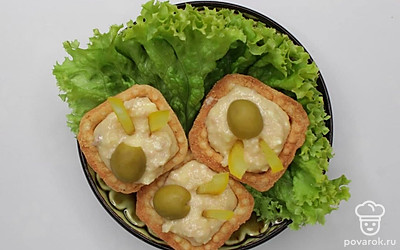 Подавайте тарталетки с печенью трески в охлажденном виде, как закуску. При порционной подаче выложите на лист свежего салата в десертную тарелку.