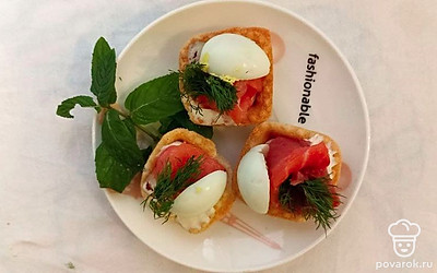 Подавайте тарталетки на красивом блюде, украсив каждую веточкой зелени.