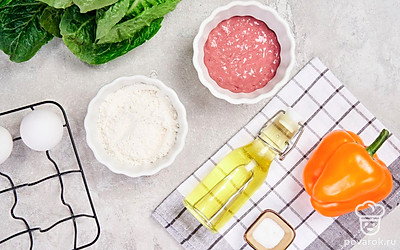 Достаньте все продукты по списку. Листья салата и укроп помойте и высушите. Перец помойте и обсушите. Уберите из него плодоножку, семечки и перегородки. Листья салата нарежьте полосками, перец — кубиками.