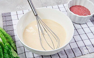 Приготовьте тесто. Возьмите глубокую емкость. Соедините яйца, соль, молоко. Тщательно перемешайте венчиком. Добавьте муку и размешайте так, чтобы не было комочков. Дайте тесту постоять в теплом месте полчаса.