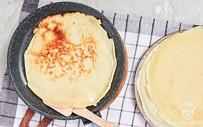 Испеките блины. Разогрейте сковороду, смажьте ее маслом и обжарьте блины с двух сторон до золотистого цвета. Остудите их.