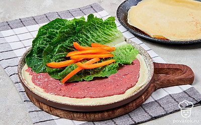 Начините блины. Положите блин на рабочую поверхность. Намажьте его печеночным паштетом, выложите на него листья салата и перец. Сначала заверните на начинку нижний край блина, затем боковые края так, чтобы они легли друг на друга.