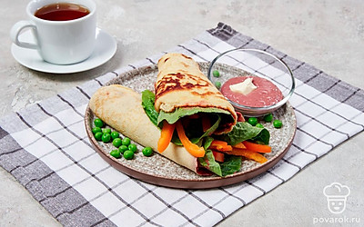 Блинчики будут красиво смотреться, если выложить их на плоскую тарелку, посыпать тертым сыром и украсить веточкой укропа.