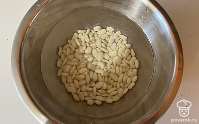 Фасоль залейте теплой водой и оставьте настаиваться на пять часов. 