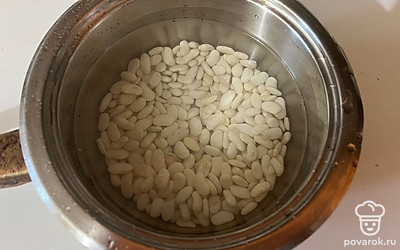 Настоявшуюся фасоль поместите в сотейник залейте доверху проточной водой и отварите на медленном огне в течении часа. Следите, чтобы вода всегда покрывала фасоль доверху. 