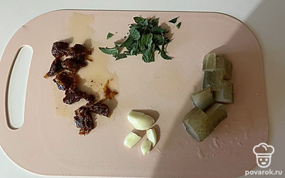 Мелко нарежьте вяленые помидоры, соленый огурец, чеснок и мяту. 