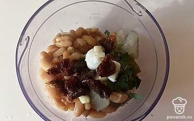 Поместите в чашу блендера все нарезанные ингредиенты, готовую фасоль, соль и перец. 