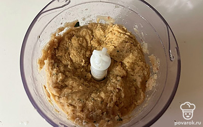 Измельчите все продукты до однородной консистенции. 