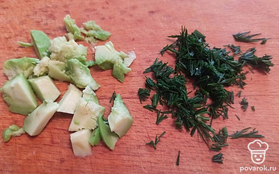 Авокадо и укроп нарезаем.