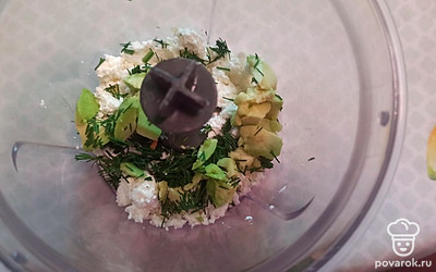 В чаше блендера смешиваем творог, авокадо, укроп. 