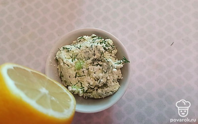 Далее в паштет добавляем сок лимона и соль. Все перемешиваем. 