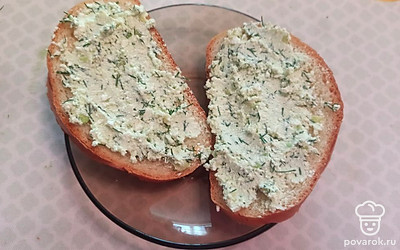 Намазываем паштет на хлеб и подаем к столу. 